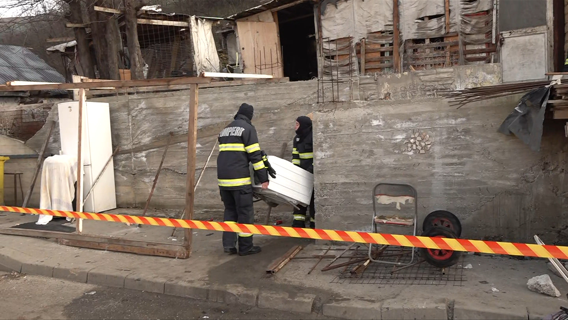 Scandal la Slatina după alunecarea de teren care a afectat mai multe locuințe: o casă s-a prăbușit. Localnicii acuză Primăria