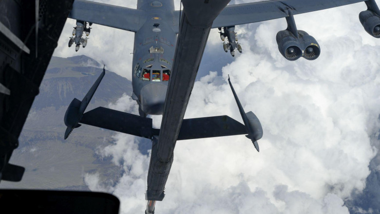 Cisterna KC-10 alimentează din zbor B-52H