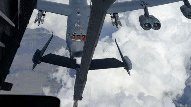 Cisterna KC-10 alimentează din zbor B-52H
