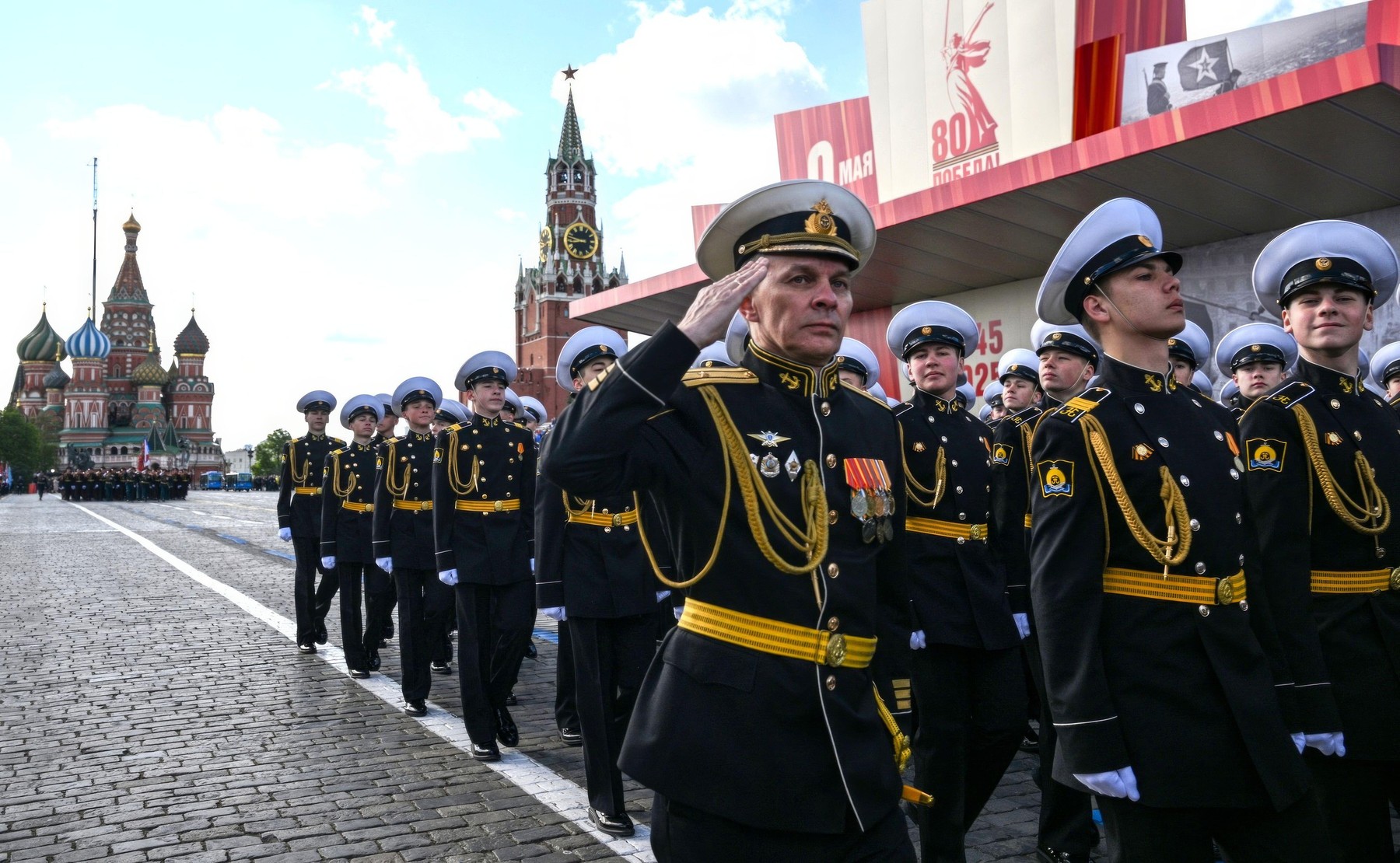 Vladimir Putin a mărit efectivul armatei regulate a Rusiei la aproape 2,4 milioane de soldați