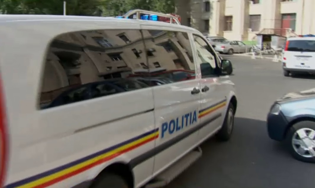 O fetiţă a stat câteva ore singură în casă lângă mama moartă, o femeie de 26 de ani. Tatăl, la muncă în Germania, a alertat poliţia