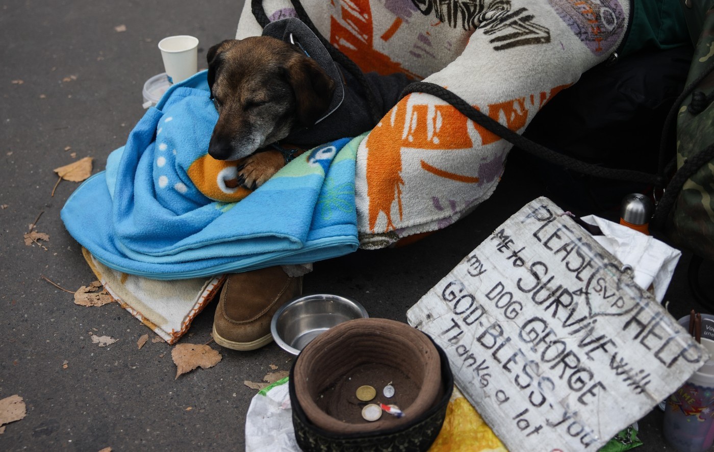 Consiliul Europei critică interzicerea cerșetoriei în unele orașe din Franța: încalcă dreptul la protecţie împotriva sărăciei