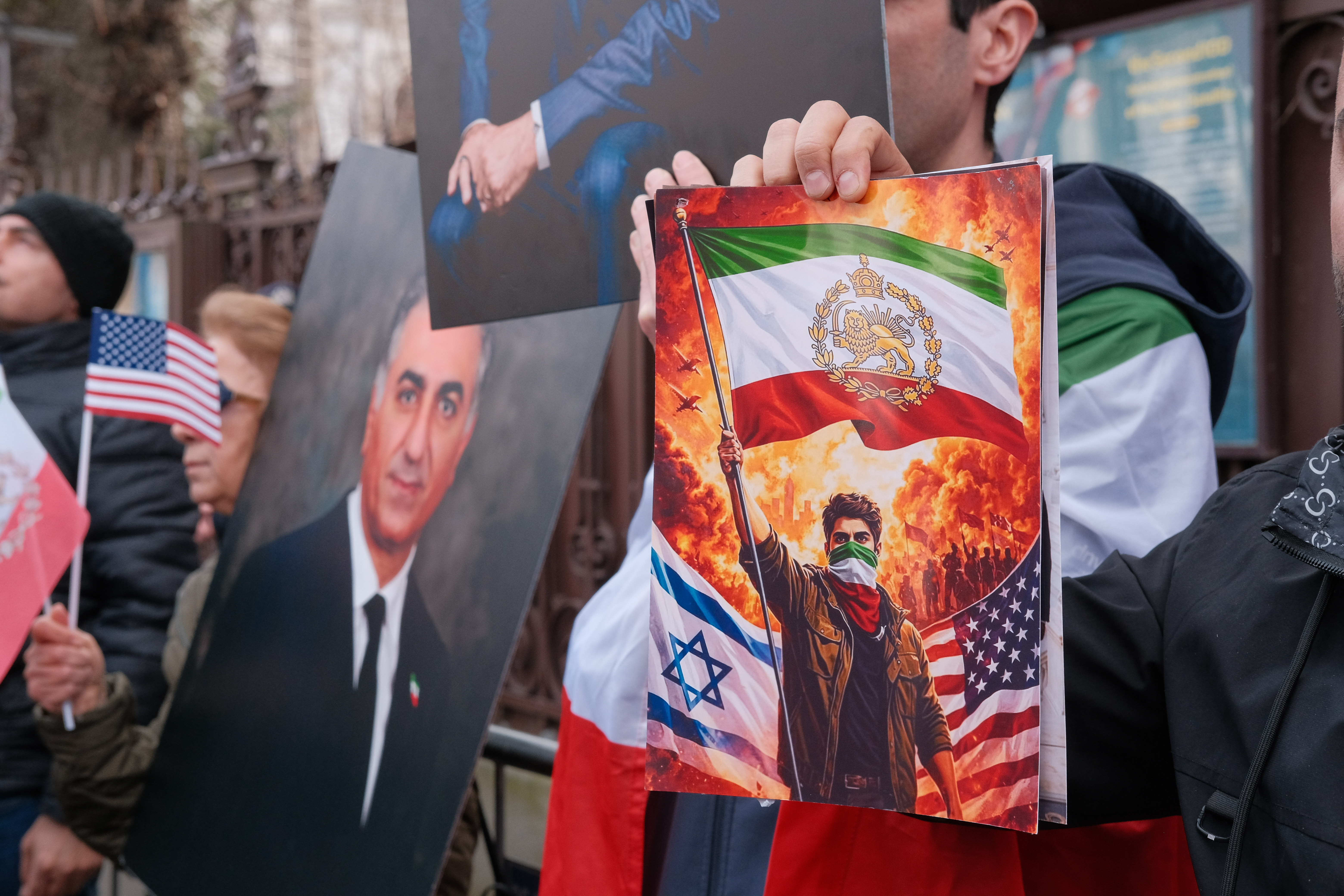 Demonstrație a comunităţii iraniene la București, cu portrete ale lui Reza Pahlavi. „Să facem Iranul măreţ din nou”