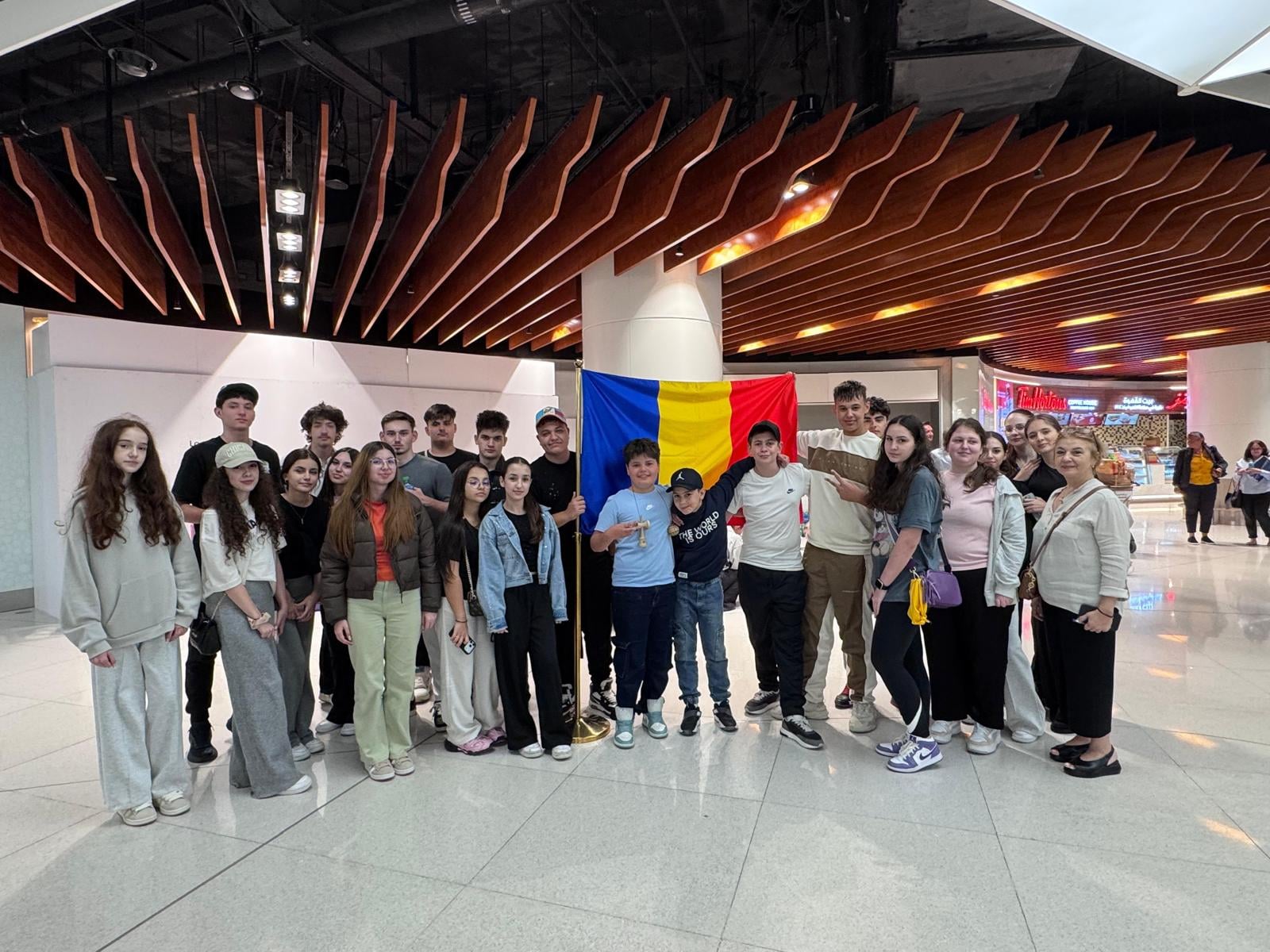 Zbor de repatriere organizat de MAE: Un avion cu 127 de români, inclusiv 95 de copii, a decolat din Oman