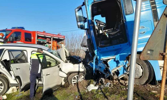 Accident grav: Două femei au murit şi un bărbat a fost rănit după ce un autoturism şi un TIR s-au ciocnit în județul Brăila