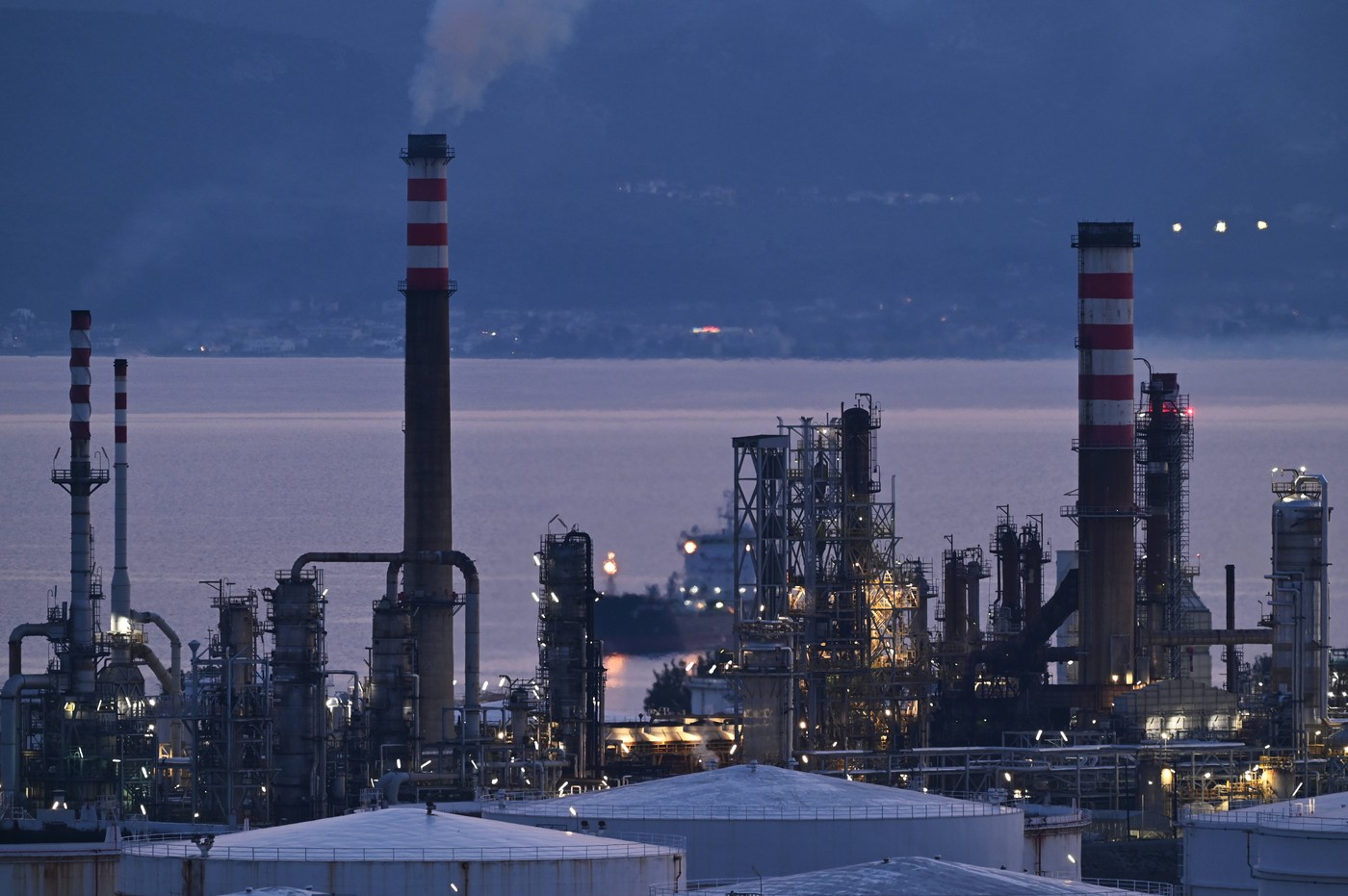 Prețul petrolului a trecut de 90 de dolari pe baril, cel mai ridicat nivel din ultimii doi ani. Îngrijorări în piață