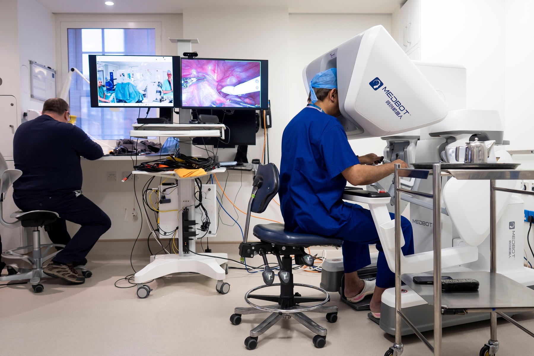 Un chirurg din Londra a operat un pacient aflat la 2.400 km distanță, cu ajutorul unui robot