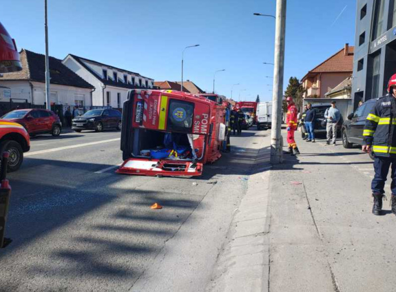 O ambulanță SMURD și un autoturism s-au ciocnit în Sibiu. Șapte persoane, inclusiv un copil, implicate în accident 2 accident ambulanta Sibiu 3