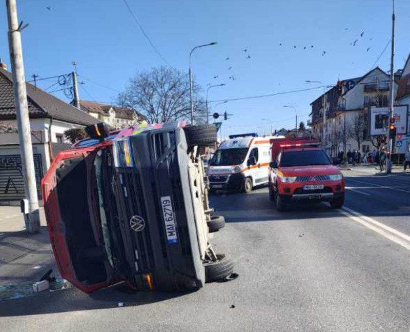O ambulanță SMURD și un autoturism s-au ciocnit în Sibiu. Șapte persoane, inclusiv un copil, implicate în accident 3 accident ambulanta Sibiu 2