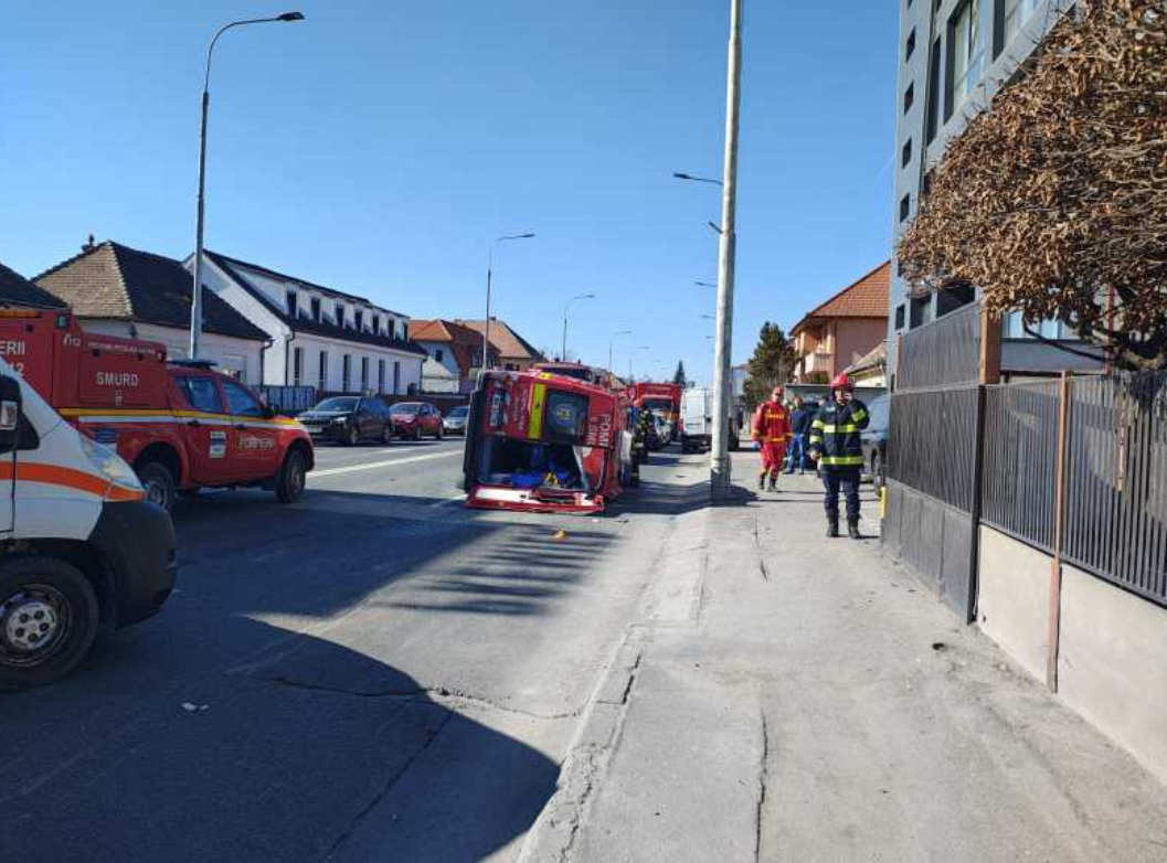 Accident la Sibiu între o ambulanță SMURD și un autoturism. A fost activat Planul Roșu de Intervenție