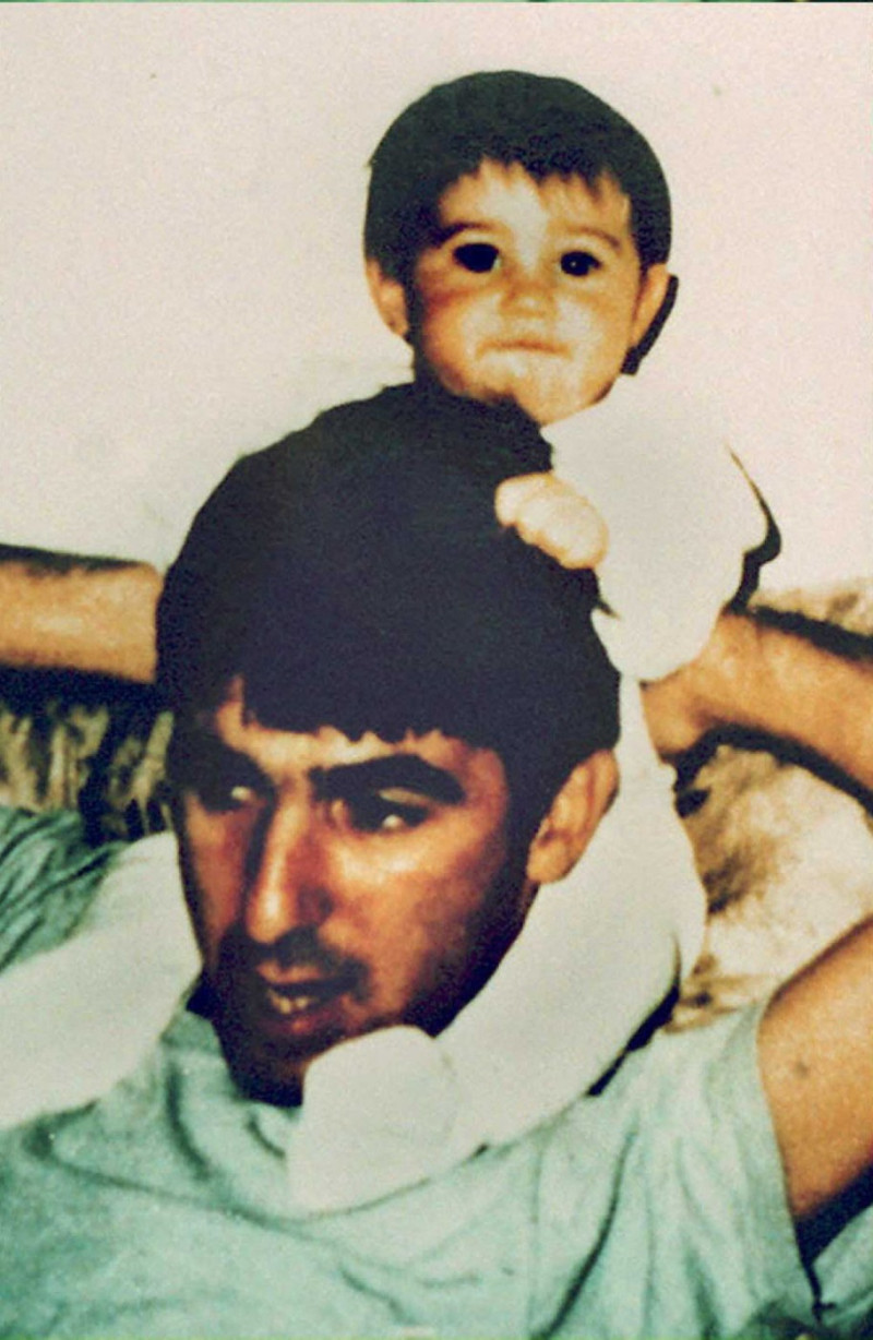 Ron Arad și fiica sa, Yuval, în 1986. Foto Profimedia