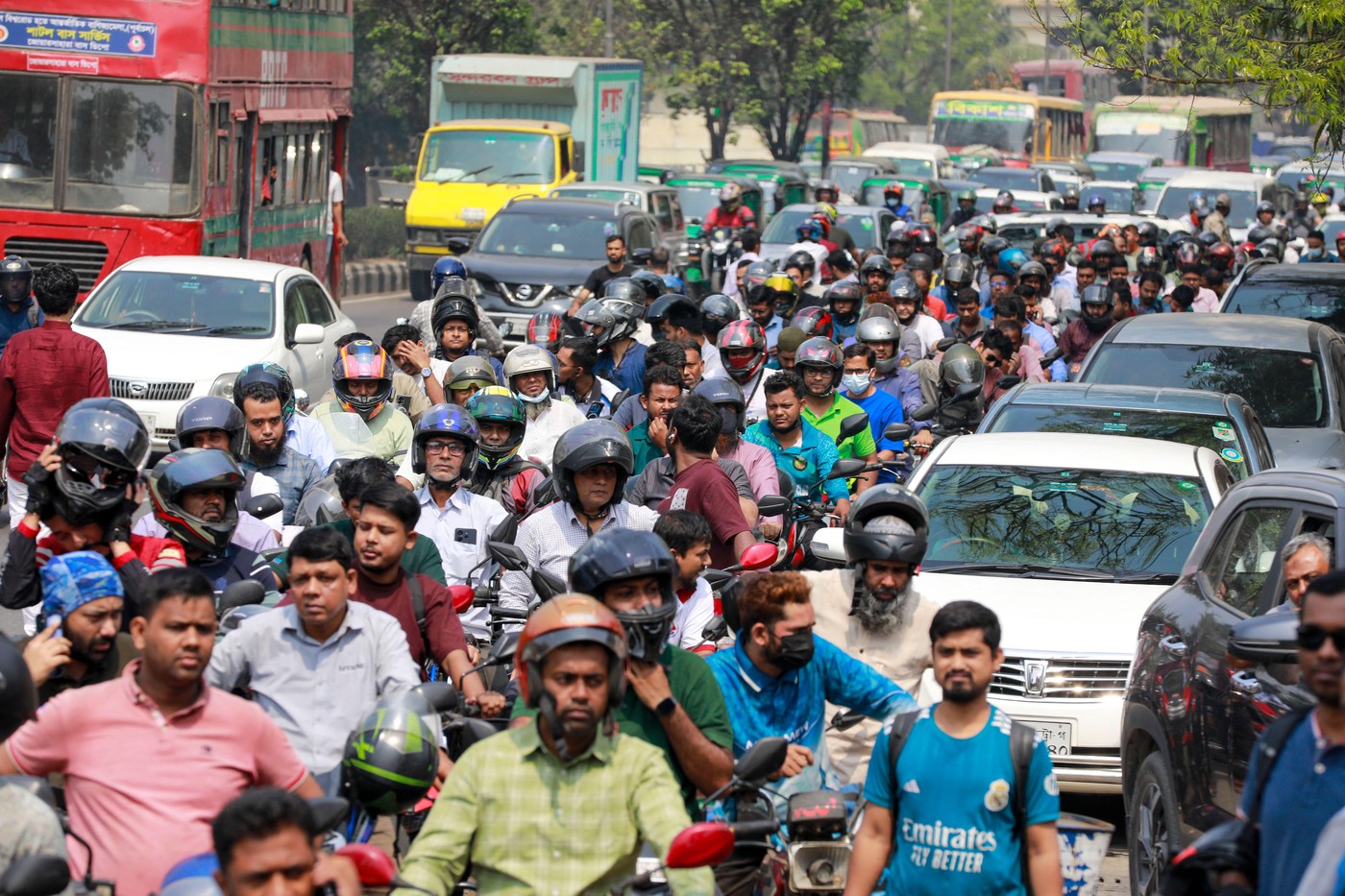 O țară cu 170 de milioane de locuitori raționalizează carburanții. Cozi uriașe la benzinării și incidente violente