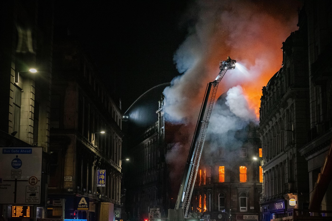 Incendiu de proporții în Scoția: o clădire istorică a luat foc. Peste 60 de pompieri mobilizați. Gara din Glasgow a fost închisă