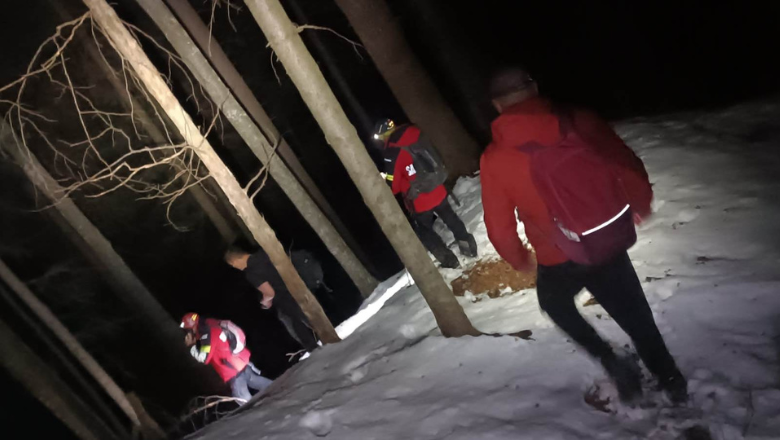 Turiști în pantofi, salvați de pe munte în județul Brașov. Avertismentul Salvamont pentru drumeții, chiar dacă vremea se încălzește