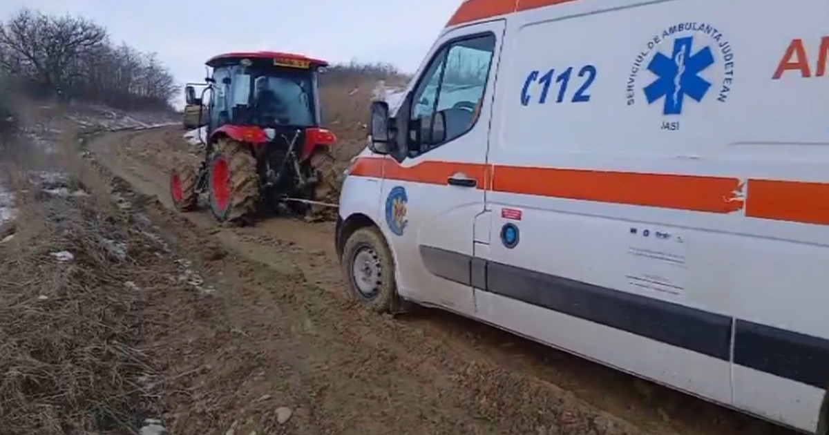 Ambulanță blocată în noroi, bebeluș decedat în Iași