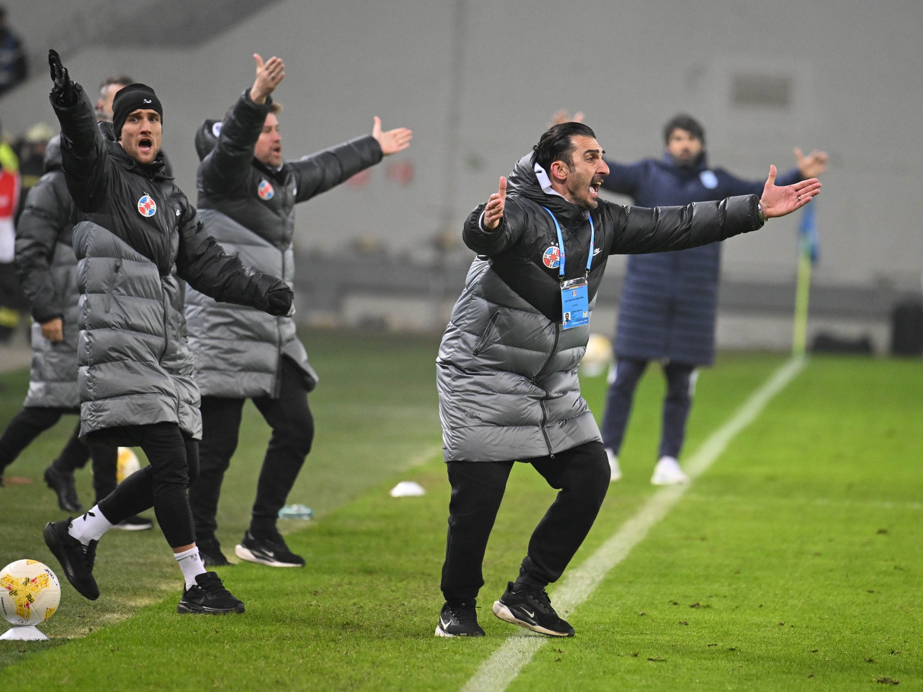 FCSB a anunţat oficial plecarea antrenorului Elias Charalambous şi a secundului Mihai Pintilii. Cine ar urma să fie principal