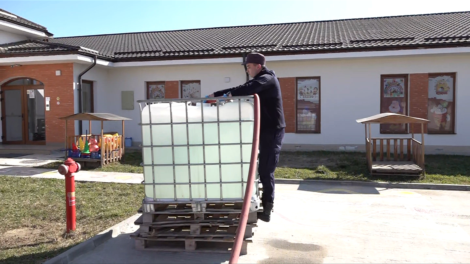 Criza apei continuă la Curtea de Argeș. Zeci de mii de oameni nu au apă potabilă de patru luni