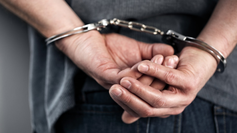 Adolescent din Sibiu, arestat pentru omor. El este acuzat că a lovit un bărbat cu bâta în cap, apoi l-a lăsat în stradă