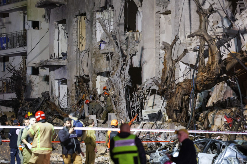 Iran launches retaliatory missile strikes against Israel