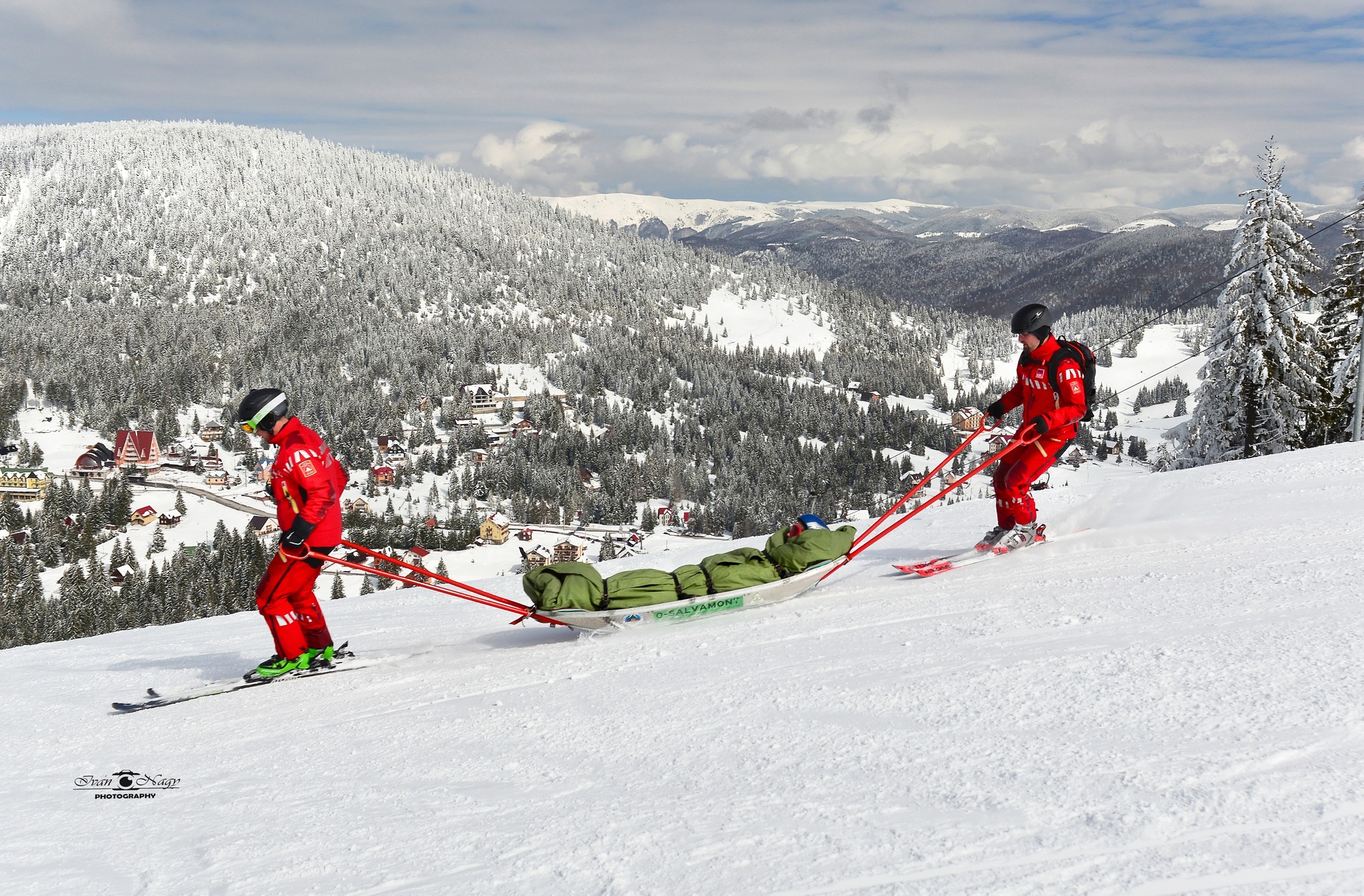 Operațiune grea în Maramureş: trei ucraineni, recuperați de la mare altitudine. Aproape 100 de oameni, salvați de pe munte în ultima zi