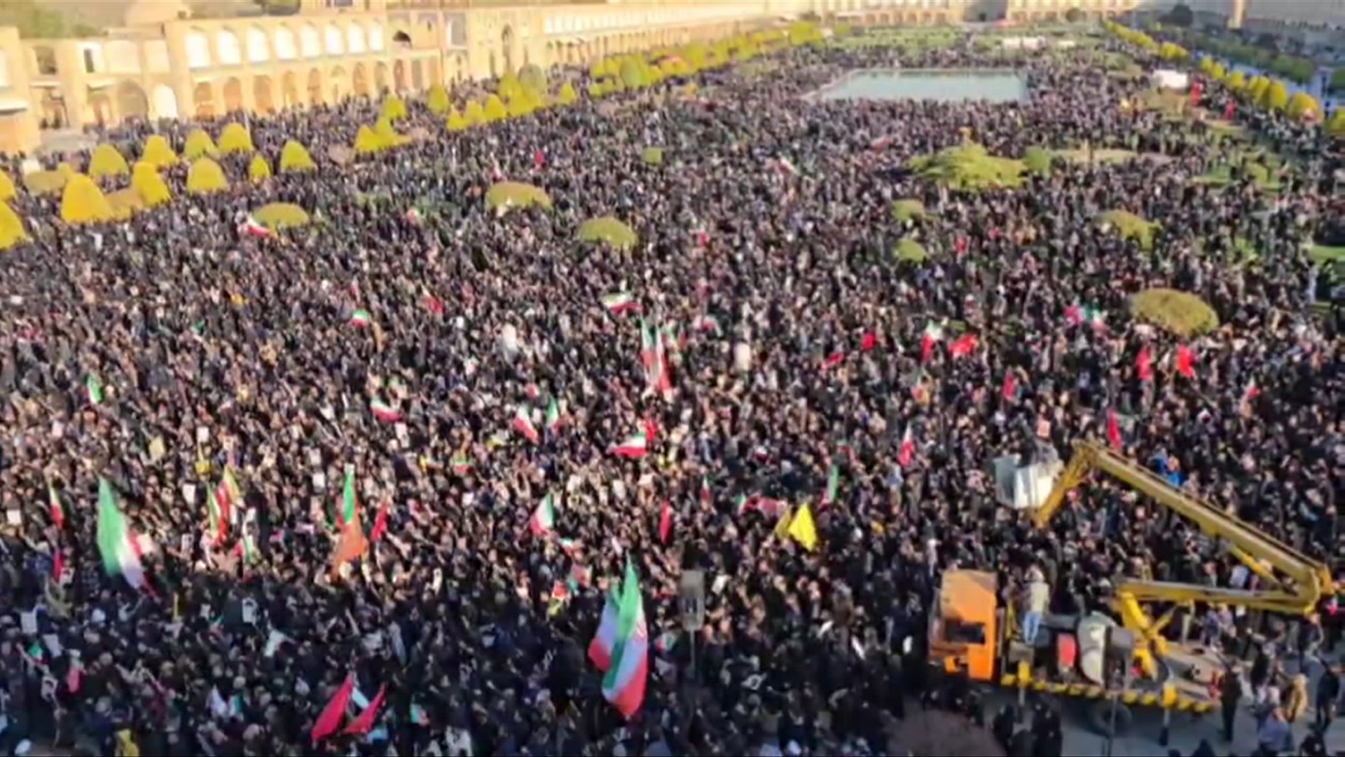 „Moarte Americii!”, „Moarte Israelului!”. Mii de iranieni au ieșit în stradă la Teheran, după uciderea liderului suprem Ali Khamenei