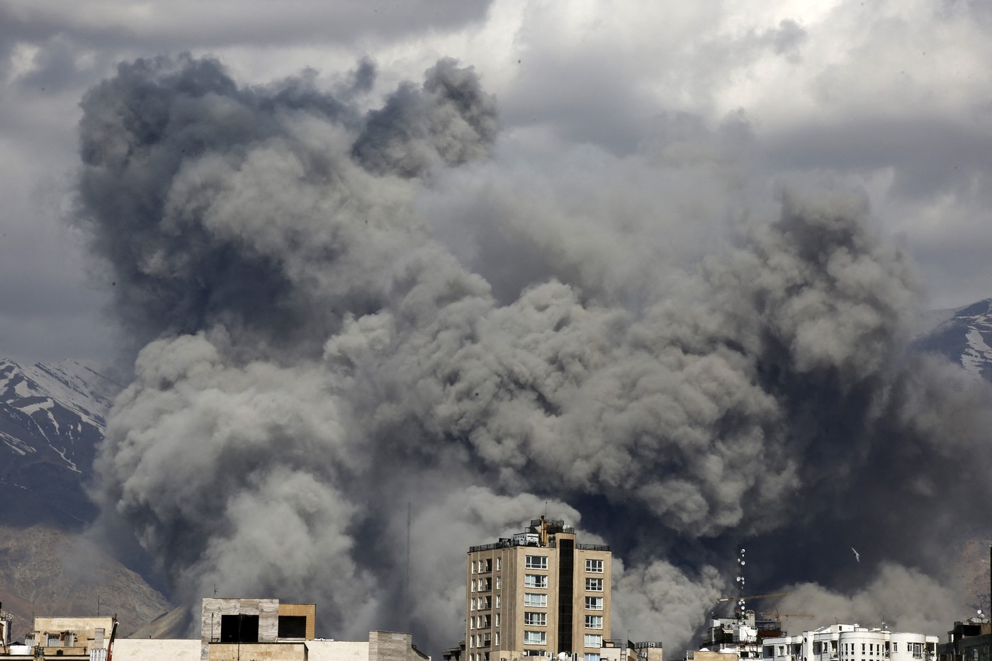 A treia zi de război în Orientul Mijlociu: noi lovituri în Iran, nave scufundate, civili amenințați. Israelul promite atacuri mai dure