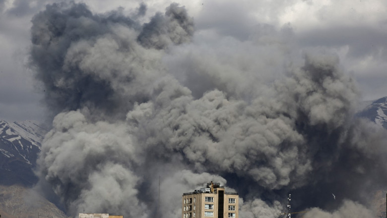 Fumul se ridică din zonă după capitala iraniană a fost ținta unor atacuri, în timp ce o serie de explozii se aud în Teheran, Iran, pe 1 martie 2026. Foto: Profimedia