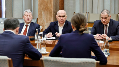 ilie bolojan intr-o intalnire la guvern, alaturi de catalin preedoiu si marian neacsu