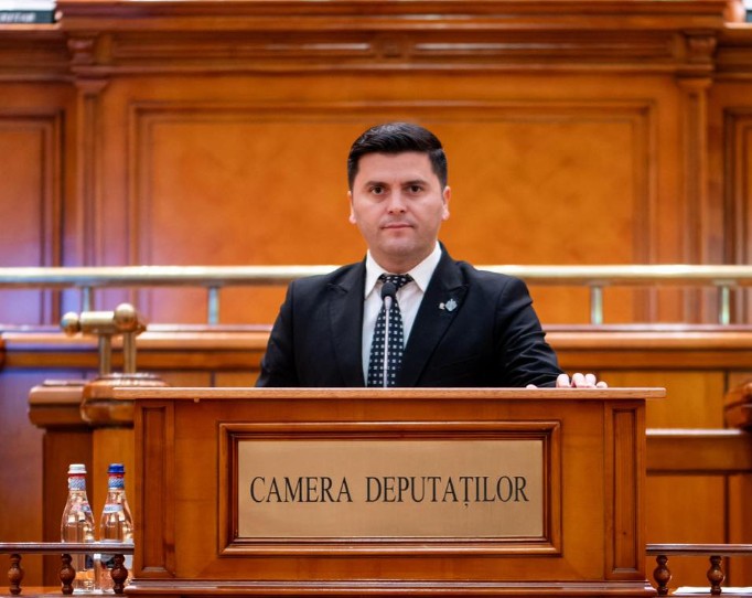 Vicepreședintele Camerei Deputaților, Adrian Cozma, printre românii blocați în Dubai: „MAE trebuie să facă o comunicare mai bună”