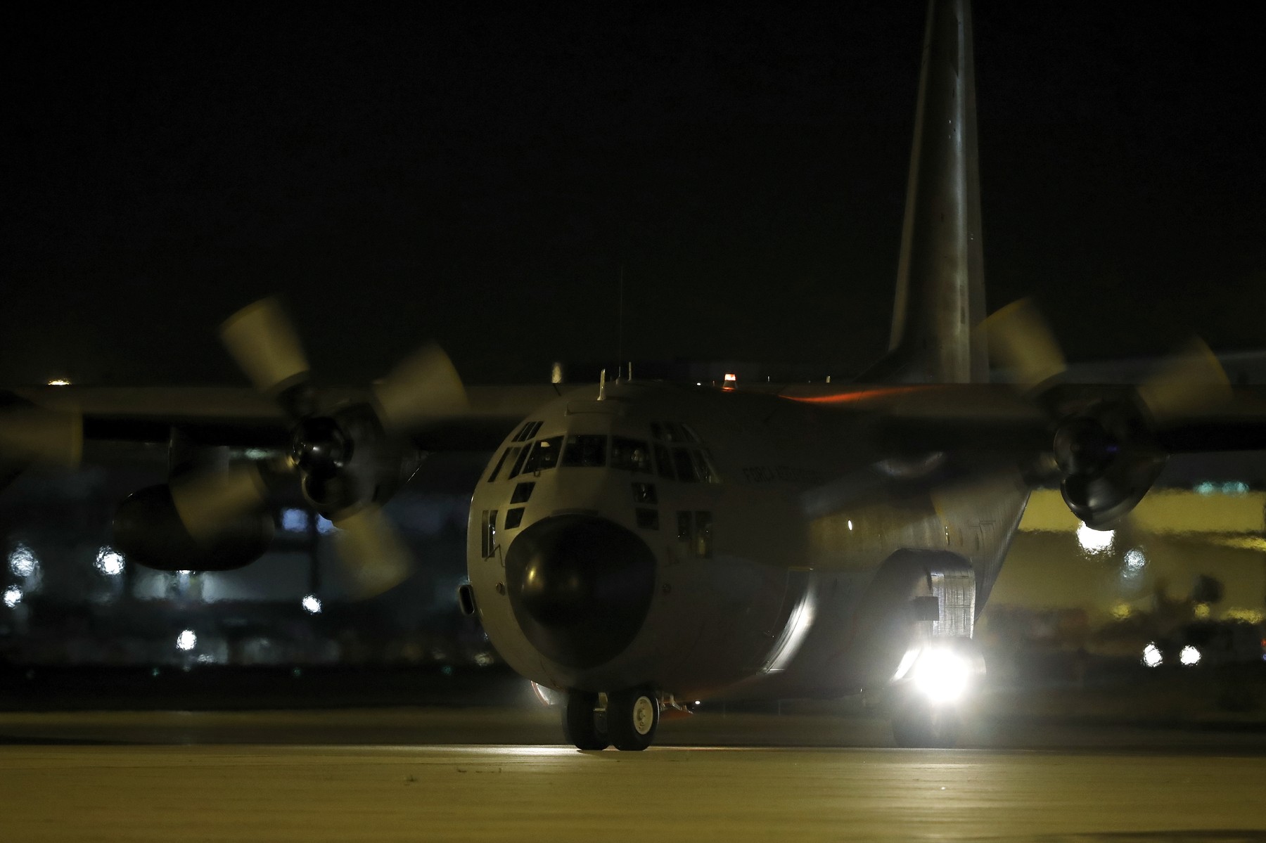 Misterioase avioane militare americane, în Bulgaria. Sofia neagă legătura cu Iranul, presa nu e convinsă