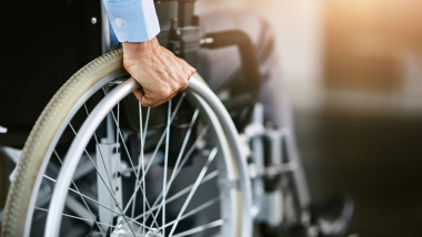 barbat in scaunul cu rotile