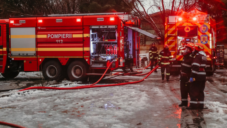 Explozie urmată de incendiu, în Sectorul 6 al Capitalei. O persoană a murit după ce casa în care locuia s-a prăbuşit
