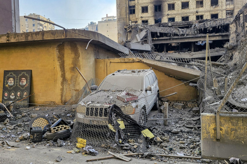 Război în Orientul Mijlociu, Ziua 4. Avarii la complexul nuclear iranian de la Natanz. Sirenele sună în nordul Israelului 3 Imagine de la sediul televiziunii Hezbollah, Al Manar, atacate de Israel. Foto Profimedia