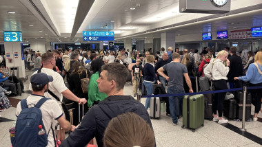 Dubai, Vereinigte Arabische Emirate, Menschen stehen im Terminal des Flughafen am Check-in