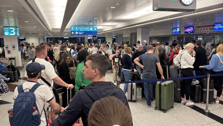 Dubai, Vereinigte Arabische Emirate, Menschen stehen im Terminal des Flughafen am Check-in