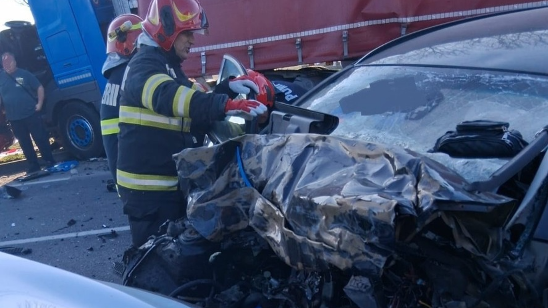 Accident grav pe DN1, în Bihor: un TIR și trei autoturisme implicate. O femeie, resuscitată la fața locului. Traficul este blocat