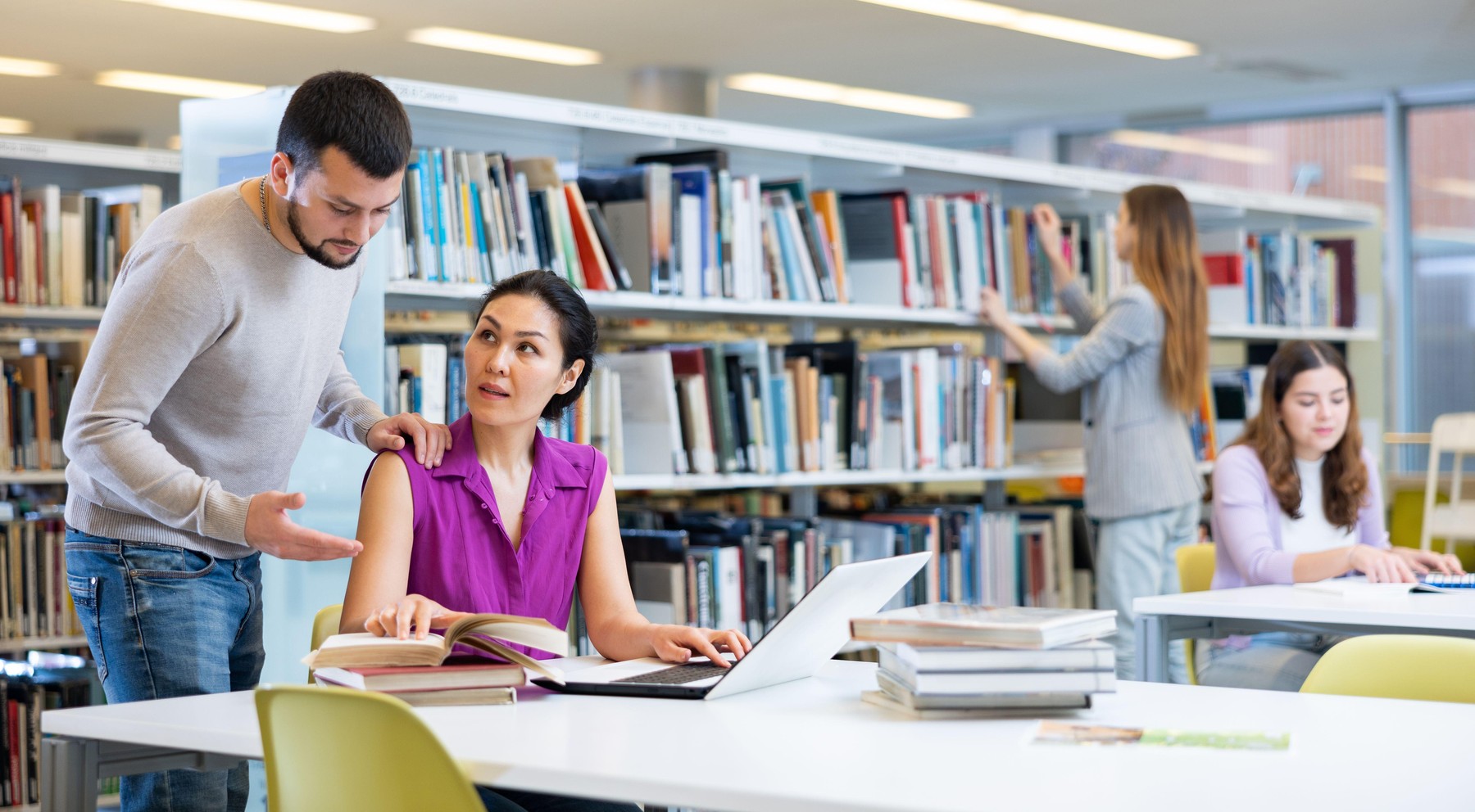 Aproape 40.000 de studenţi români ar putea primi burse din bani europeni. Condiția pe care trebuie să o îndeplinească universitățile