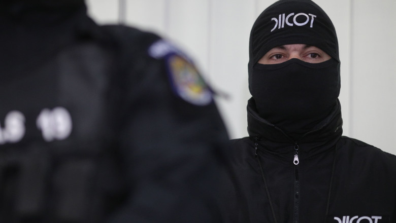 Doi cetăţeni bulgari, reţinuţi de DIICOT după ce au clonat carduri folosite la staţii de carburant şi au alimentat camioane