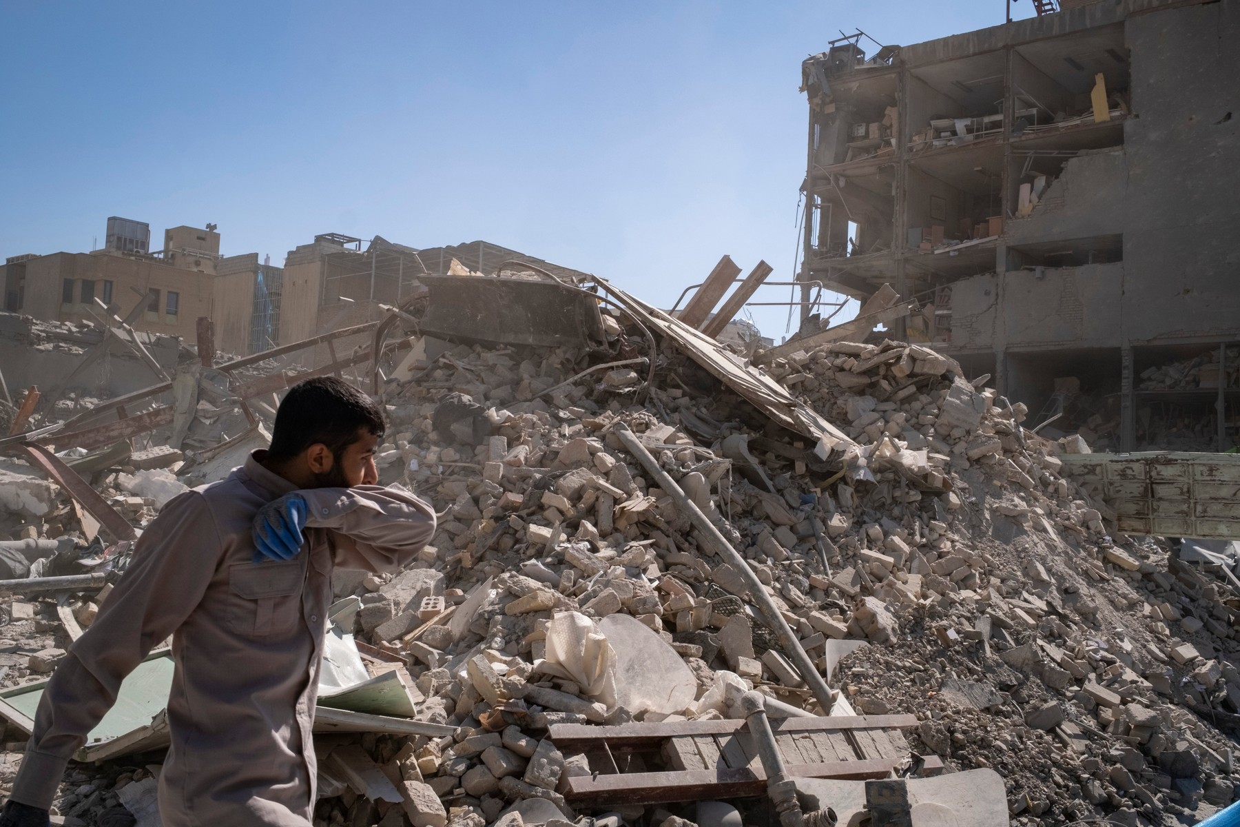 Sfidare, teamă și speranță pe străzile din Teheran. Autoritățile au avertizat: cine iese în stradă e considerat agent israelian