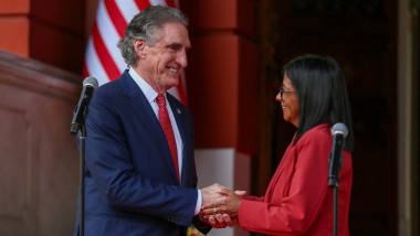 Doug Burgum, secretarul de interne al SUA, și Delcy Rodriguez, președinta interimară a Venezuelei