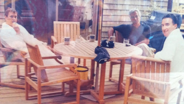 Andrew, Peter Mandelson si Epstein impreuna la o masa pe terasa