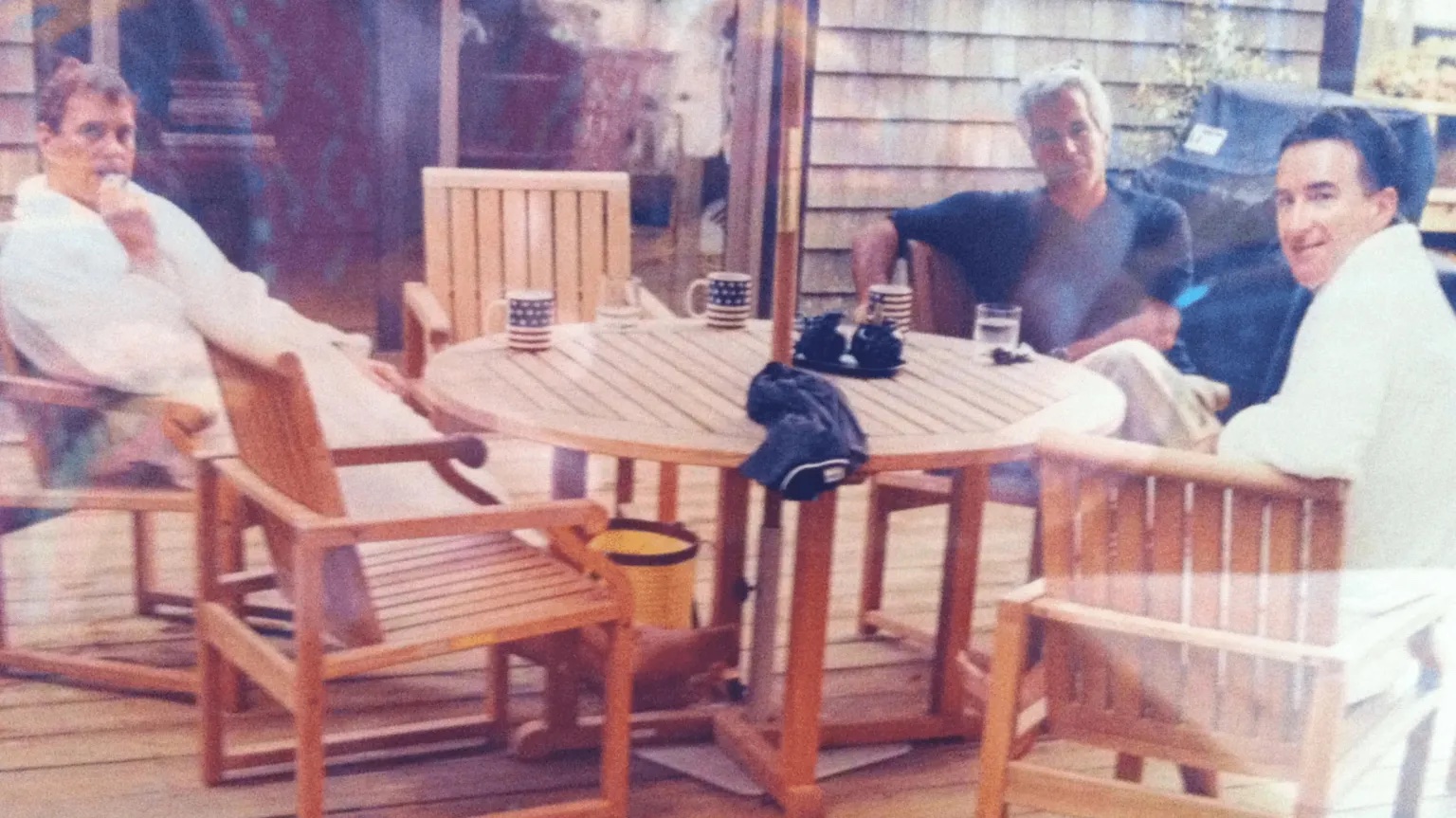 Fostul prinţ Andrew, Peter Mandelson şi Epstein apar împreună într-o fotografie difuzată public în premieră