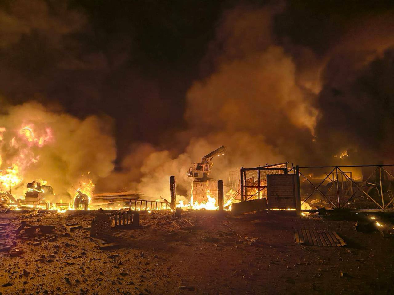 Atac rusesc „masiv” asupra Kievului: cel puțin patru persoane au murit, mai multe clădiri au fost lovite