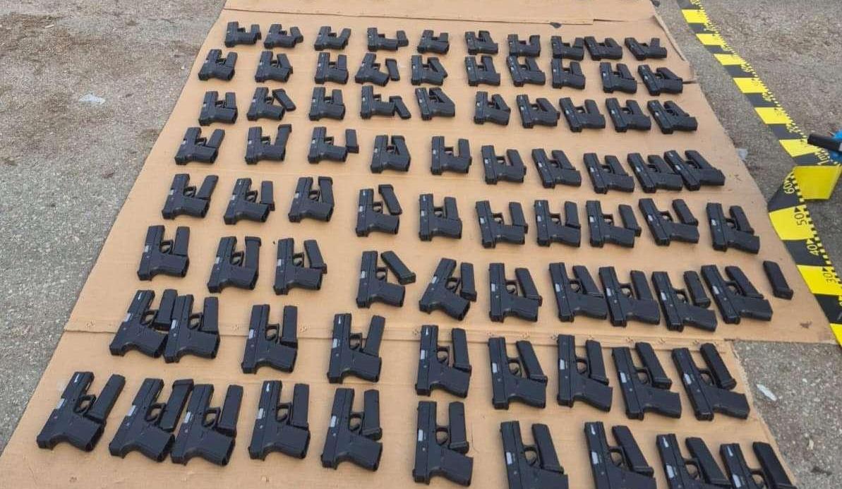 Captură de proporții la Calafat. Peste 100 de pistoale, încărcătoare şi 60.000 de țigarete au fost descoperite într-un camion
