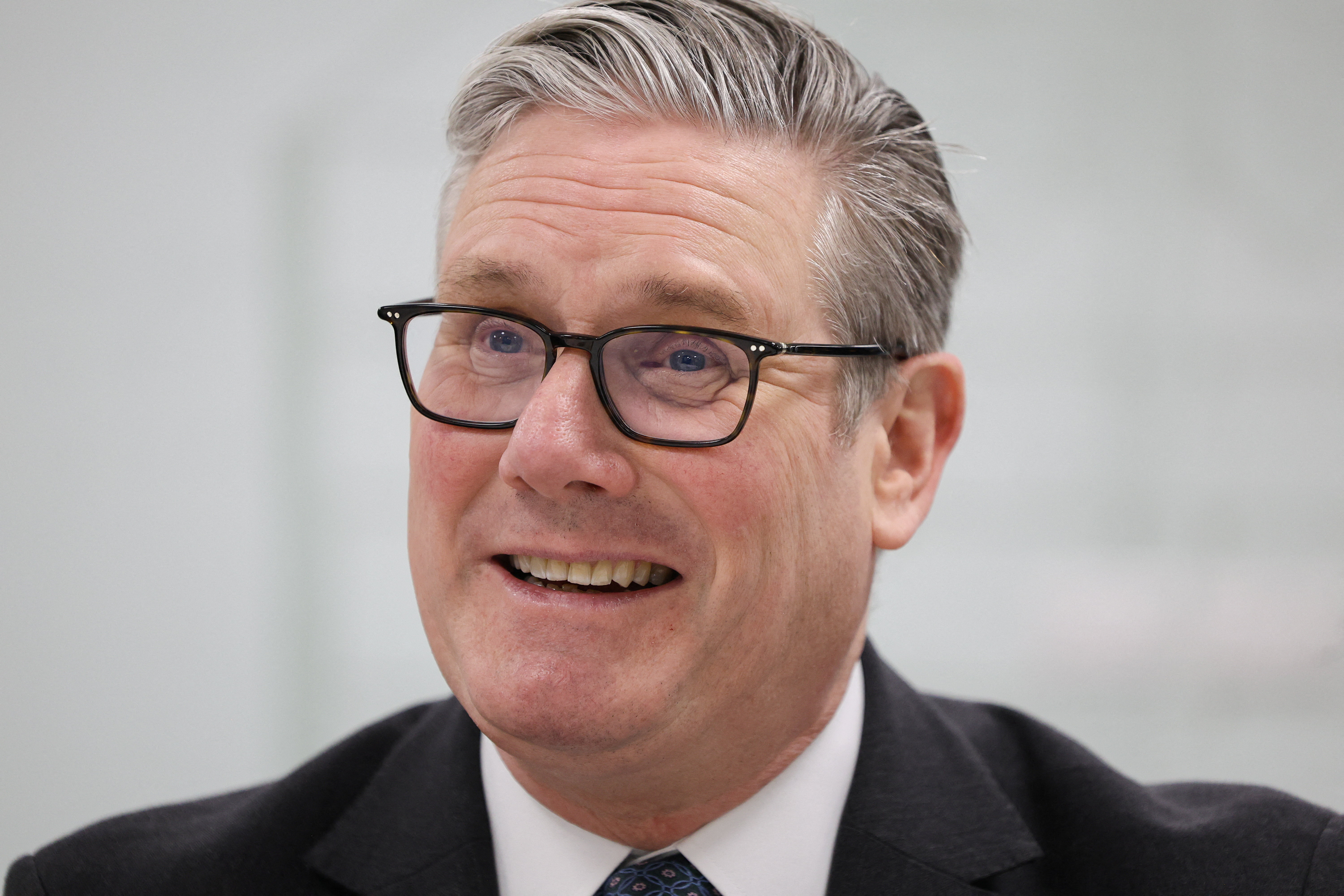 „Ca un personaj negativ din Bond”. Keir Starmer, contestat de propriul partid și în cădere în sondaje. De ce rezistă la putere