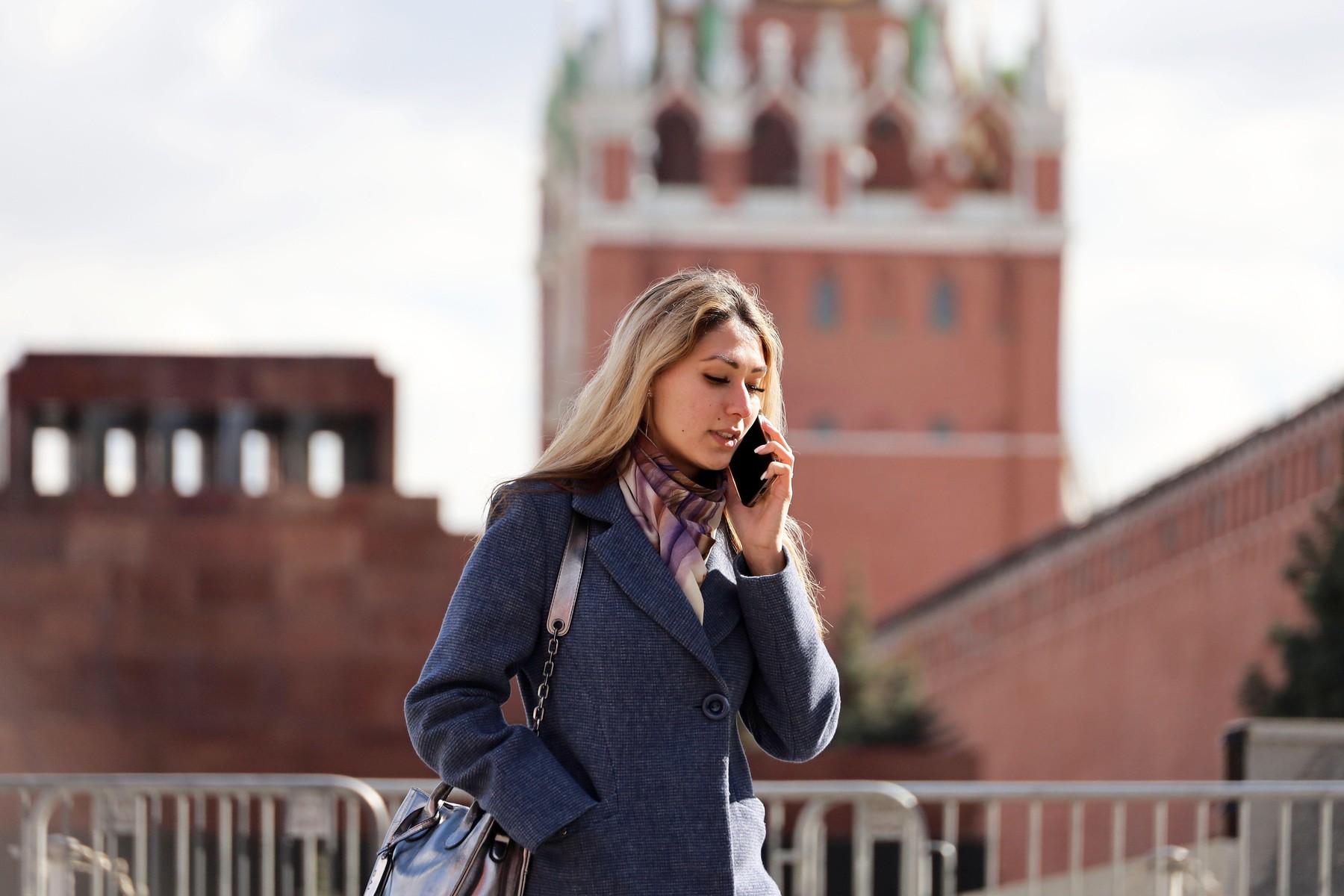 Locuitorii din Moscova apelează la pagere și hărți tipărite, pe fondul aplicării de către Rusia a „listei albe” pentru internet