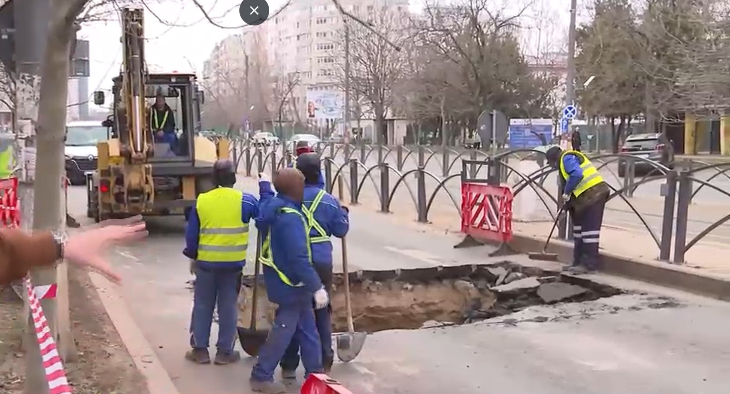 Zece plăci de beton au fost afectate în urma surpării de pe Mihai Bravu, anunță Termoenergetica. Se menţin restricţiile de circulaţie