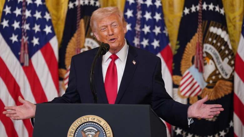 d trumo la microfon gestuiculeaza, steaguri sua in spate