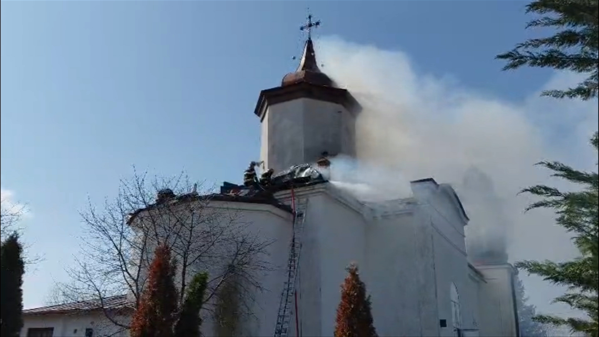 Incendiu puternic la o biserică din Prahova, în timpul slujbei de duminică: 120 de enoriași evacuați. Trafic restricționat pe DN1