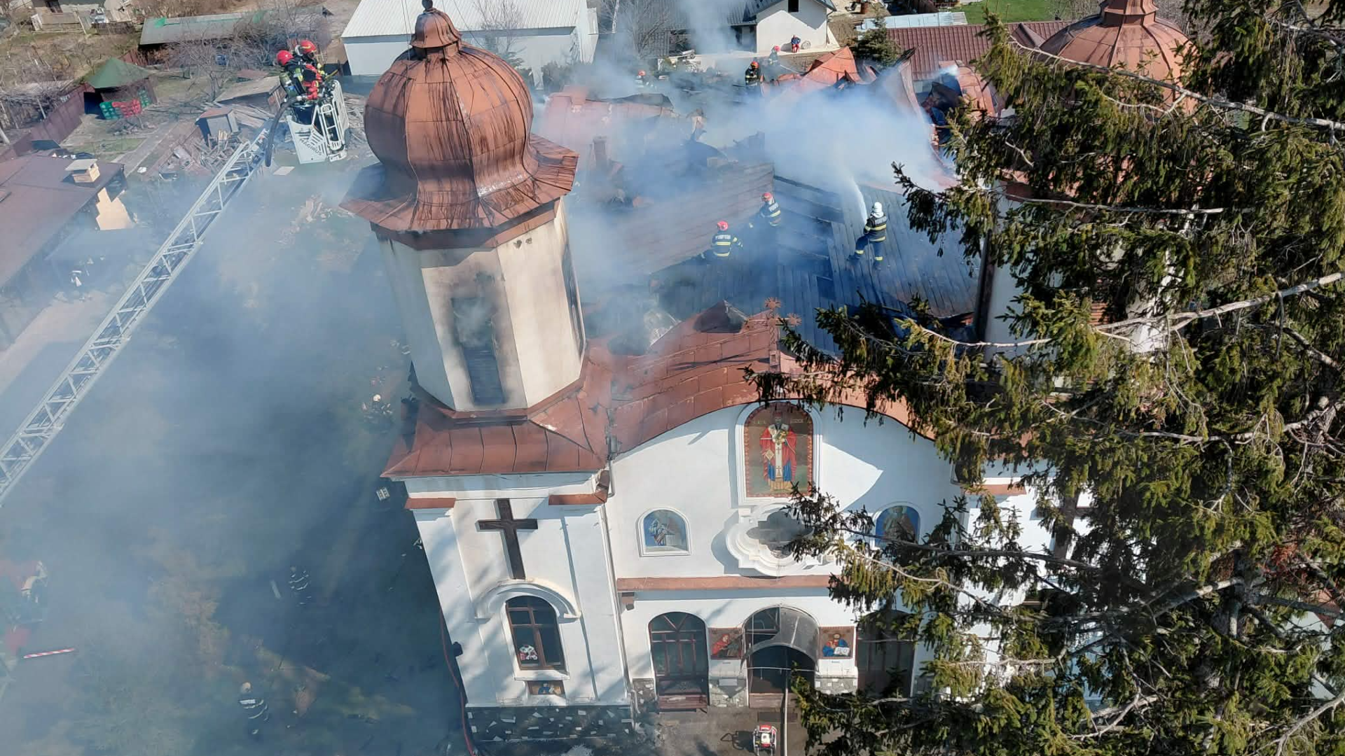 Incendiu puternic la o biserică din Prahova, în timpul slujbei de duminică: 120 de enoriași evacuați. Trafic restricționat pe DN1